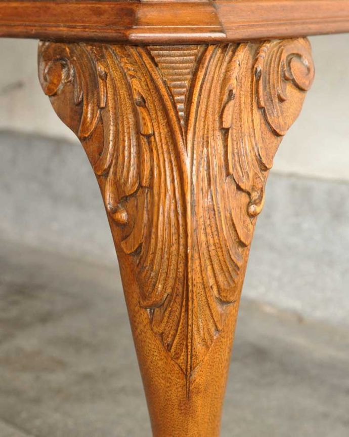 サイドボード　アンティーク家具　美しい木目が素敵な英国アンティーク家具、猫脚サイドボードキャビネット。繊細な装飾も見どころ一つ一つ手作業でつくられた美しい装飾も職人技が光ります。(k-2419-f)