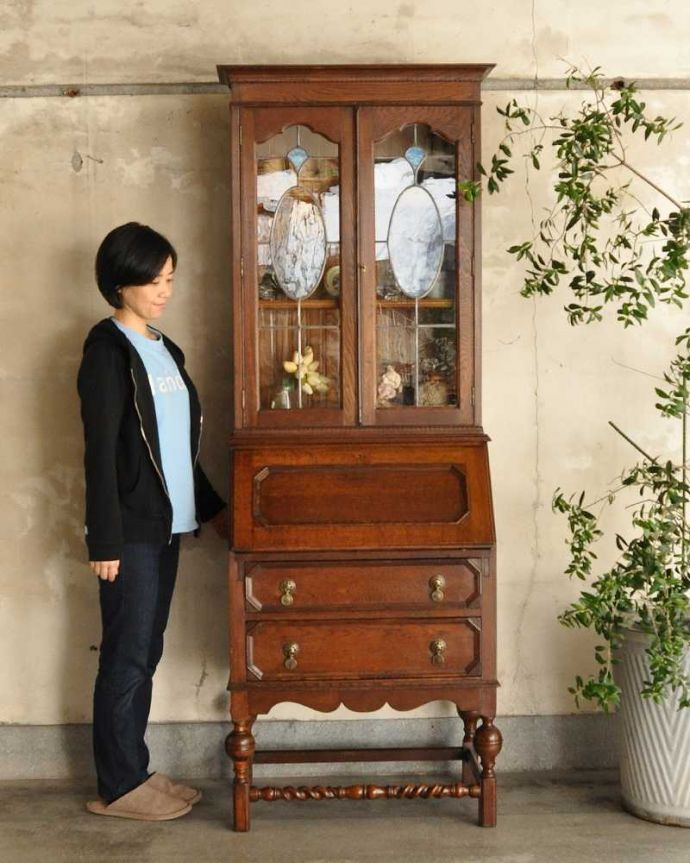 ビューロー　アンティーク家具　英国輸入のアンティーク家具、本棚もデスクも付いたアンティークのビューローブックケース。1つで3役こなしちゃう贅沢な家具見た目はガラスキャビネットなのに、デスクとチェストの機能も備えたビューローブックケース。(k-2421-f)