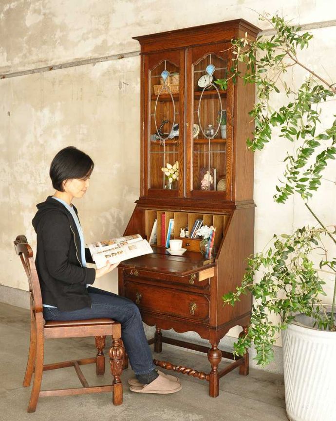ビューロー　アンティーク家具　英国輸入のアンティーク家具、本棚もデスクも付いたアンティークのビューローブックケース。あっという間に自分だけの贅沢デスク扉を前に倒すとデスクが登場。(k-2421-f)
