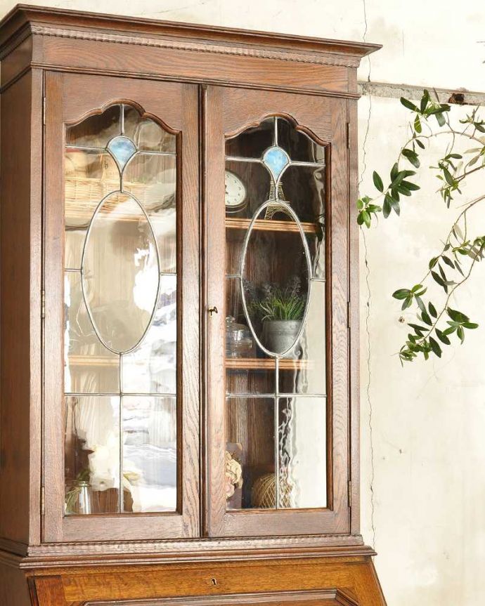 ビューロー　アンティーク家具　英国輸入のアンティーク家具、本棚もデスクも付いたアンティークのビューローブックケース。英国アンティークらしいガラス扉の美しさデスクの上はガラス扉のキャビネット。(k-2421-f)