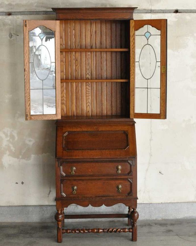 ビューロー　アンティーク家具　英国輸入のアンティーク家具、本棚もデスクも付いたアンティークのビューローブックケース。美しいガラス扉の中身は･･･専門の職人がしっかり修復したので、扉の中もこんな感じでキレイです。(k-2421-f)