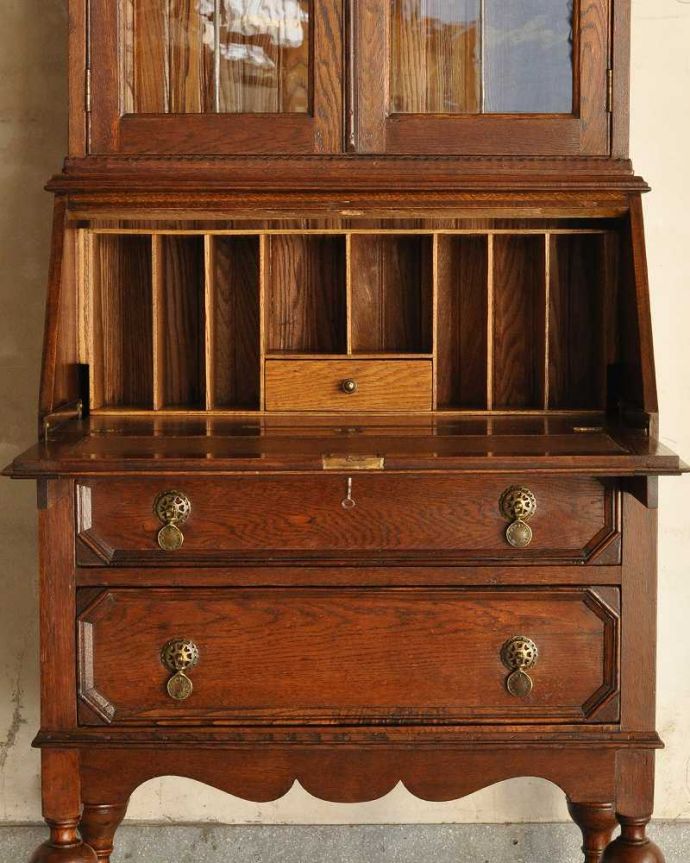 ビューロー　アンティーク家具　英国輸入のアンティーク家具、本棚もデスクも付いたアンティークのビューローブックケース。お片付け上手のヒミツ扉の中身はこんなに細かく仕切られています。(k-2421-f)