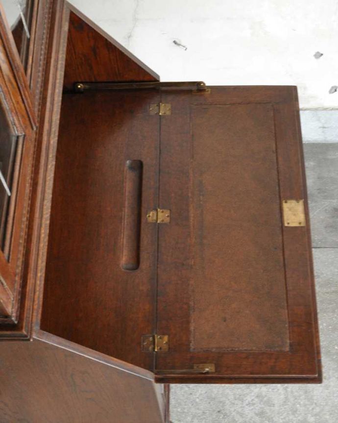 ビューロー　アンティーク家具　英国輸入のアンティーク家具、本棚もデスクも付いたアンティークのビューローブックケース。デスクの天板を上から見ると･･･やっぱりデスクは天板部分が気になるから、専門の職人が古い塗装を剥離してピッカピカに修復しました。(k-2421-f)