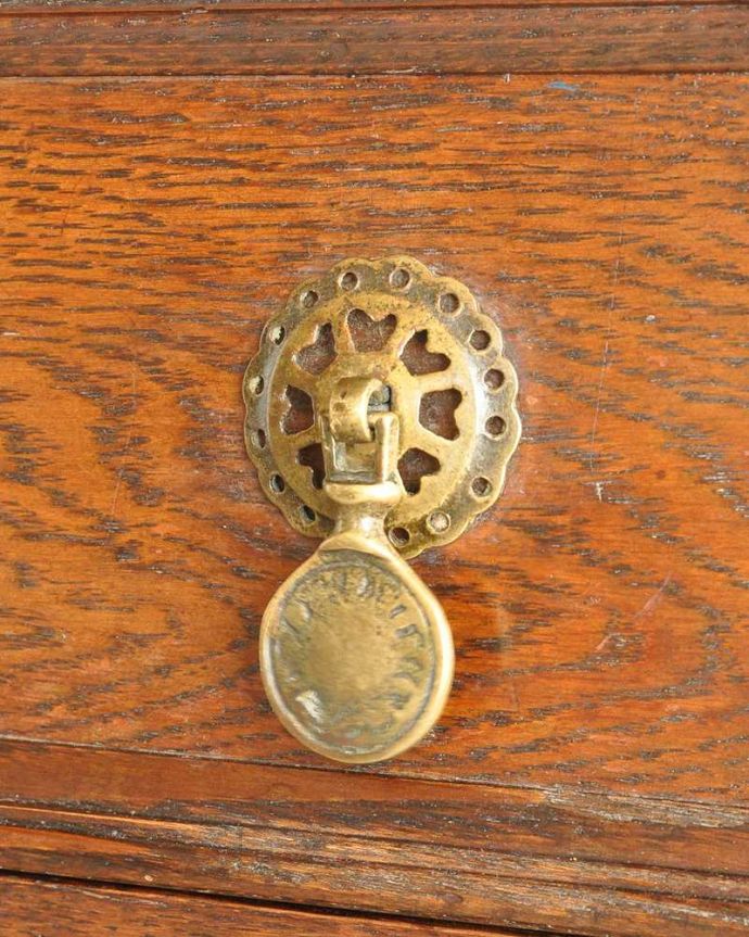 ビューロー　アンティーク家具　英国輸入のアンティーク家具、本棚もデスクも付いたアンティークのビューローブックケース。アンティークらしいデザインこんな場所にも凝ったデザイン。(k-2421-f)