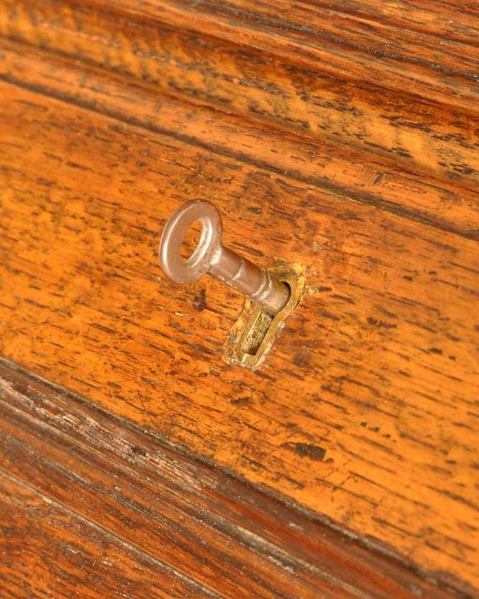 ビューロー　アンティーク家具　英国輸入のアンティーク家具、本棚もデスクも付いたアンティークのビューローブックケース。鍵を使って開けて下さいおとぎ話から出てきたような可愛いアンティークの鍵で開け閉め出来ます。(k-2421-f)