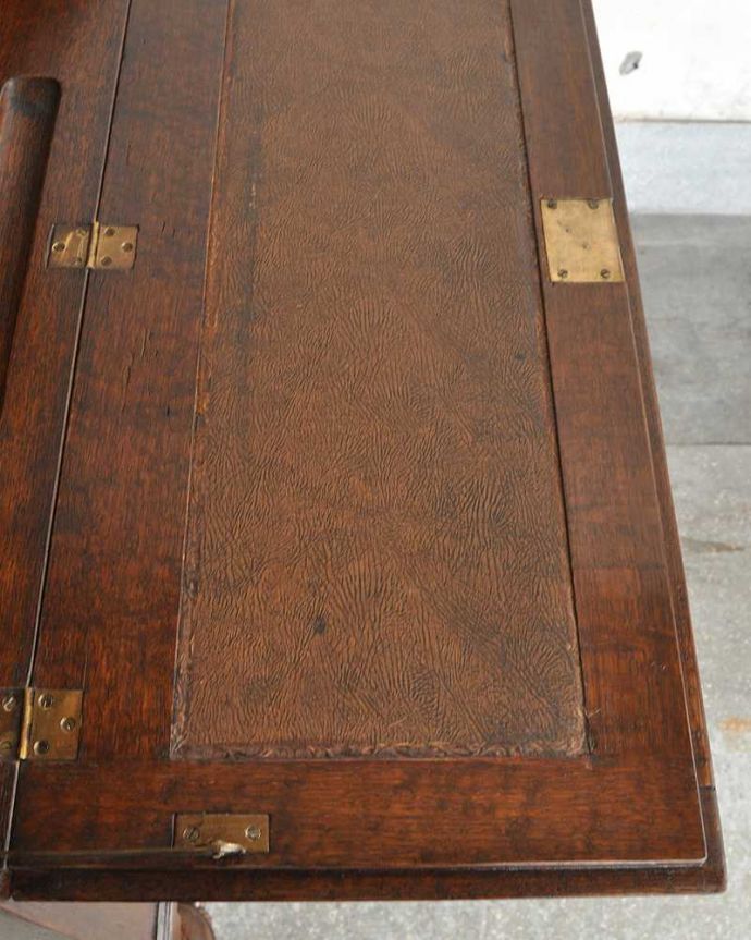 ビューロー　アンティーク家具　英国輸入のアンティーク家具、本棚もデスクも付いたアンティークのビューローブックケース。天板部分もキレイですやっぱりデスクの天板部分は気になるポイント。(k-2421-f)