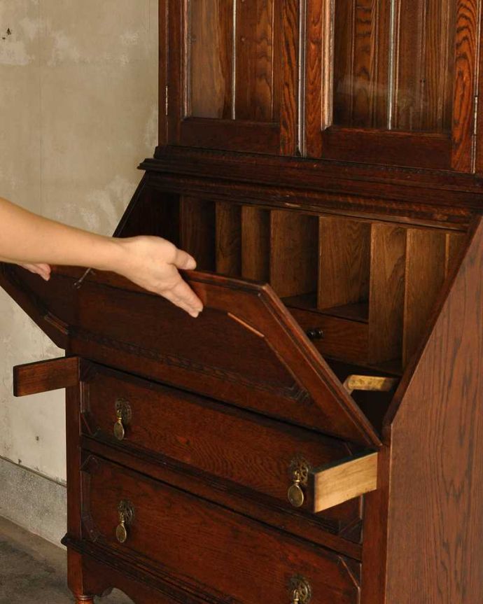 ビューロー　アンティーク家具　英国輸入のアンティーク家具、本棚もデスクも付いたアンティークのビューローブックケース。あっという間にデスクに変身扉を前に倒すだけで、あっという間にデスクが登場！どんな場所にも似合う「魅せるデスク」です。(k-2421-f)