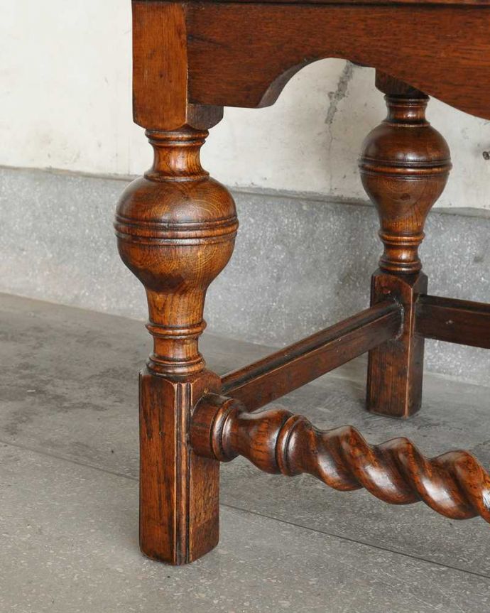 ビューロー　アンティーク家具　英国輸入のアンティーク家具、本棚もデスクも付いたアンティークのビューローブックケース。女性でも運べちゃう理由は･･･Handleのアンティークは、脚の裏にフェルトキーパーをお付けしていますので、重い家具でも床を滑らせれて移動する事が出来ます。(k-2421-f)