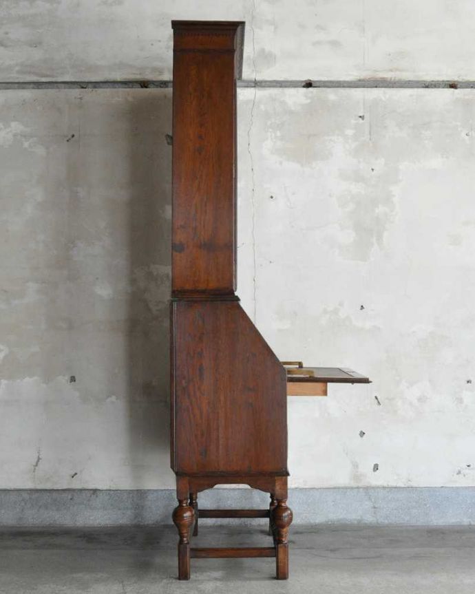 ビューロー　アンティーク家具　英国輸入のアンティーク家具、本棚もデスクも付いたアンティークのビューローブックケース。横から見た姿もステキ横から見てみるとこんな感じです。(k-2421-f)