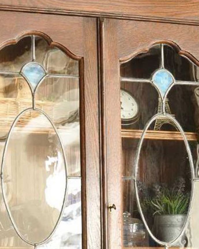 ビューロー　アンティーク家具　英国輸入のアンティーク家具、本棚もデスクも付いたアンティークのビューローブックケース。アンティークのガラスの美しさガラスも古いアンティークのステンドグラスは独特の雰囲気が魅力。(k-2421-f)