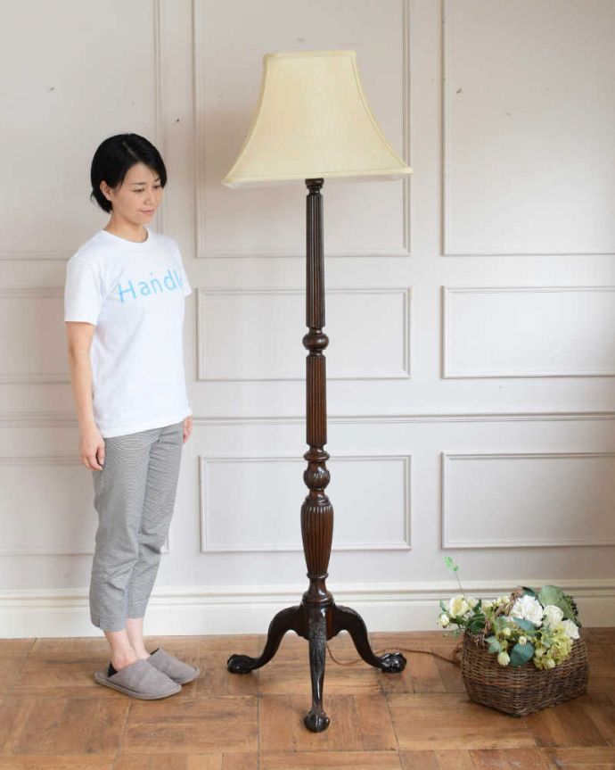 クロウ＆ボール　照明・ライティング　トライポットの脚が決め手！装飾も豪華なアンティークフロアランプ。。(k-2422-f)