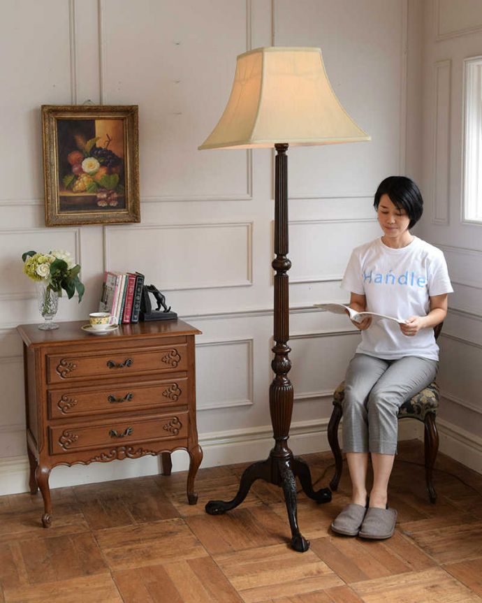 クロウ＆ボール　照明・ライティング　トライポットの脚が決め手！装飾も豪華なアンティークフロアランプ。。(k-2422-f)