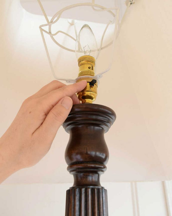 クロウ＆ボール　照明・ライティング　トライポットの脚が決め手！装飾も豪華なアンティークフロアランプ。。(k-2422-f)