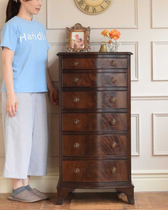 アンティークのチェスト アンティーク家具 イギリスアンティーク家具、曲線もエレガントなチェストオブドロワーズ。大人の雰囲気漂う英国スタイルのトールボーイアンティークチェストの中でも細身で背が高いトールボーイは、引き出しがたくさんあって収納がタップリ出来る実力派。(k-2423-f)