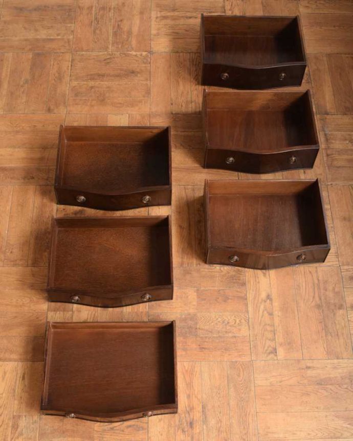 アンティークのチェスト アンティーク家具 イギリスアンティーク家具、曲線もエレガントなチェストオブドロワーズ。ピカピカに修復したので、何を入れてもOKです。(k-2423-f)