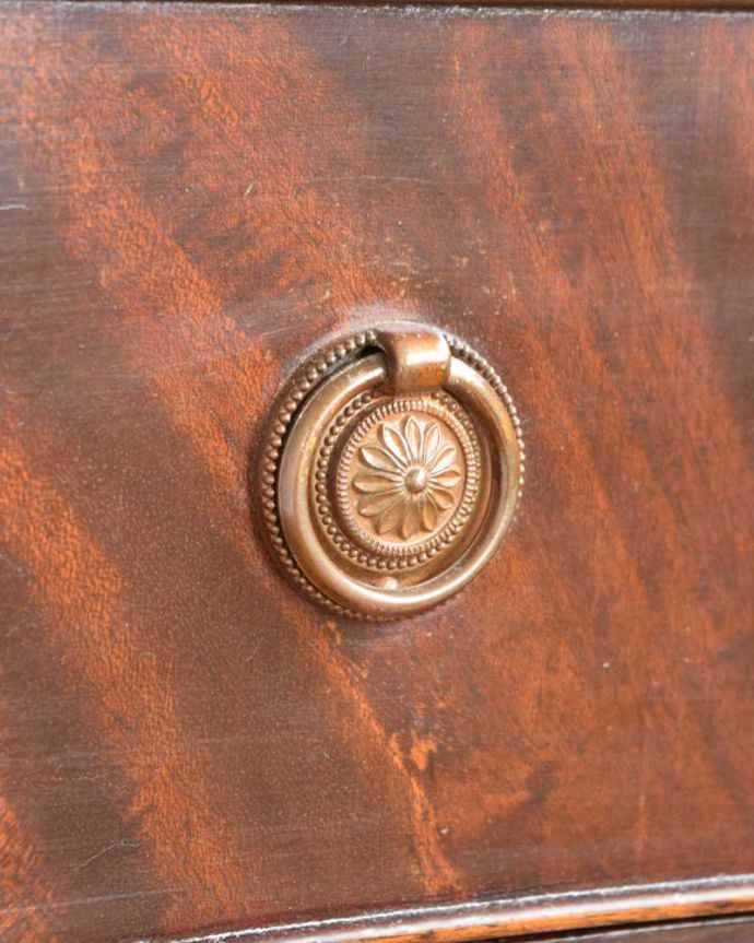 アンティークのチェスト アンティーク家具 イギリスアンティーク家具、曲線もエレガントなチェストオブドロワーズ。取っ手もアンティークらしい・・・アンティーク家具の取っ手は、なんだか高級感があるんですよね。(k-2423-f)