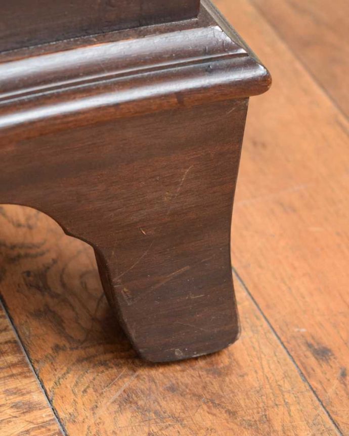 アンティークのチェスト アンティーク家具 イギリスアンティーク家具、曲線もエレガントなチェストオブドロワーズ。女性1人でラクラク運べちゃう仕掛けHandleのアンティークは、脚の裏にフェルトキーパーをお付けしています。(k-2423-f)