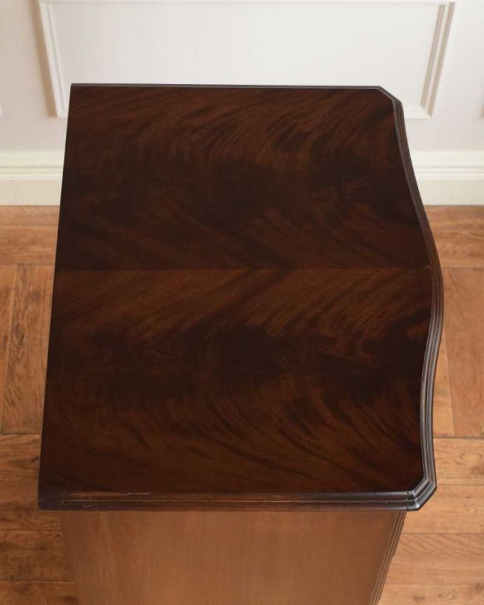 アンティークのチェスト アンティーク家具 イギリスアンティーク家具、曲線もエレガントなチェストオブドロワーズ。上から見ると・・・こんな形のチェストです。(k-2423-f)