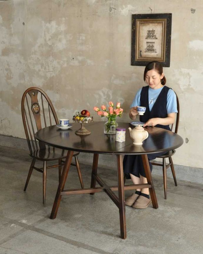 アーコールの家具 アンティーク家具 英国生まれの老舗家具メーカー、アーコール社の伸張式ビンテージダイニングテーブル 。スッキリとした北欧スタイルのバタフライテーブル。(k-2424-f)