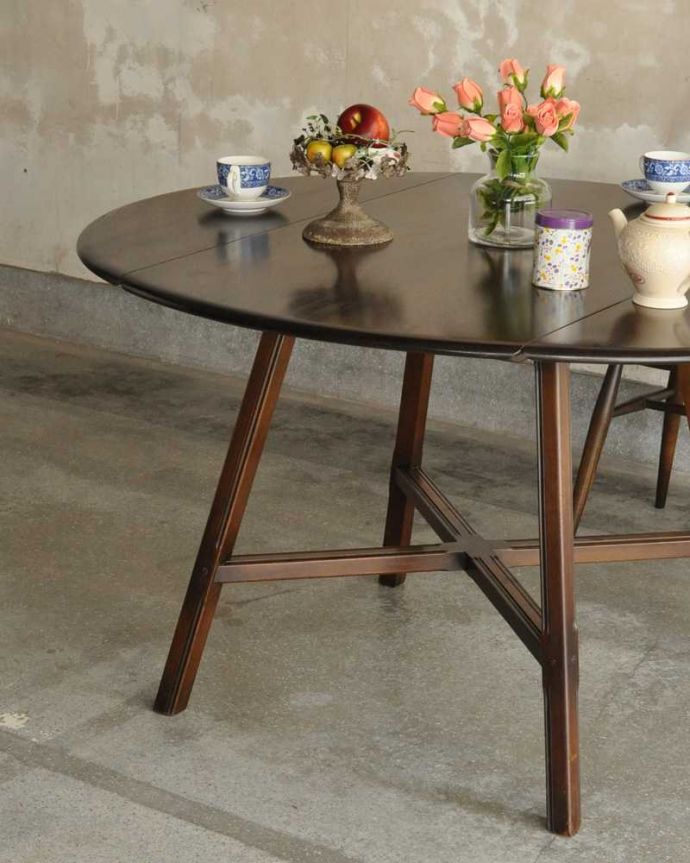 アーコールの家具 アンティーク家具 英国生まれの老舗家具メーカー、アーコール社の伸張式ビンテージダイニングテーブル 。3WAYで使えちゃう便利さが自慢バタフライテーブルは、3通りの大きさで使える便利なテーブル。(k-2424-f)