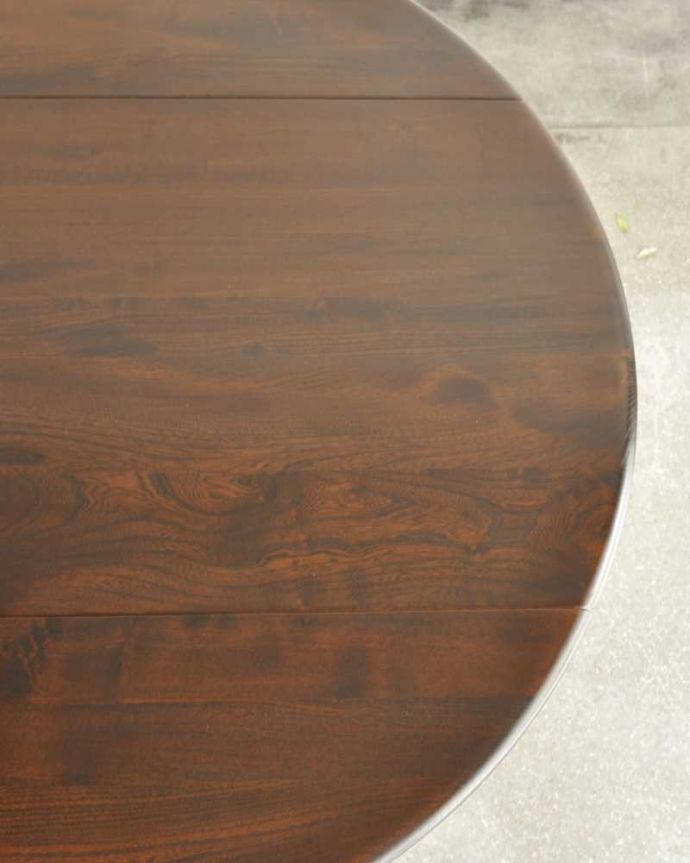 アーコールの家具 アンティーク家具 英国生まれの老舗家具メーカー、アーコール社の伸張式ビンテージダイニングテーブル 。近づいて見てみると・・・手間暇を掛けてアンティーク家具専門の職人が丁寧に修復した天板は、木目も美しいんです。(k-2424-f)