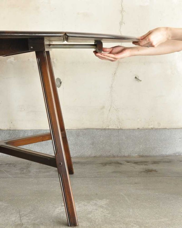 アーコールの家具 アンティーク家具 英国生まれの老舗家具メーカー、アーコール社の伸張式ビンテージダイニングテーブル 。あっという間にサイズが変わる!天板を上に持ち上げて脚を動かすだけで、あっという間にサイズが大きく変わります。(k-2424-f)