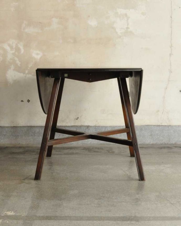 アーコールの家具 アンティーク家具 英国生まれの老舗家具メーカー、アーコール社の伸張式ビンテージダイニングテーブル 。横から見てみると・・・テーブルを横から見るとこんな感じ。(k-2424-f)