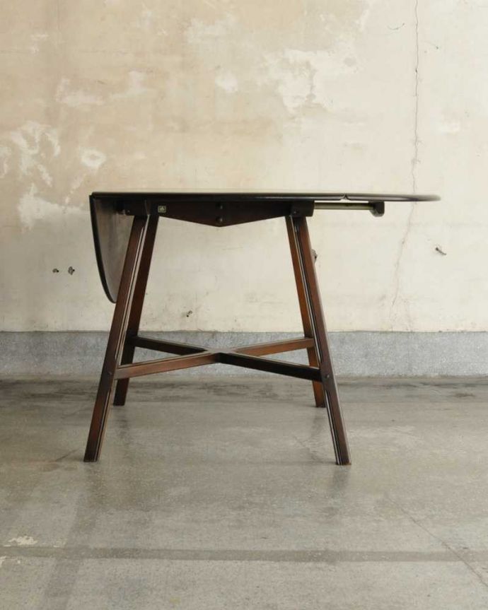 アーコールの家具 アンティーク家具 英国生まれの老舗家具メーカー、アーコール社の伸張式ビンテージダイニングテーブル 。片方だけ開いても・・・片方の羽を開くとこんな感じです。(k-2424-f)