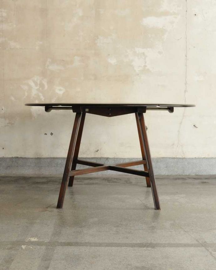 アーコールの家具 アンティーク家具 英国生まれの老舗家具メーカー、アーコール社の伸張式ビンテージダイニングテーブル 。両方開いたらこんな感じ開いても閉じても、自由に使える便利さが魅力です。(k-2424-f)