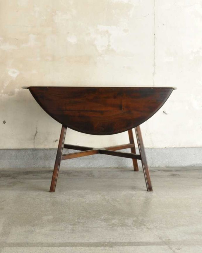 アーコールの家具 アンティーク家具 英国生まれの老舗家具メーカー、アーコール社の伸張式ビンテージダイニングテーブル 。壁にピタッ!閉じて壁に付ければなんだか違う家具に見えちゃうんです。(k-2424-f)