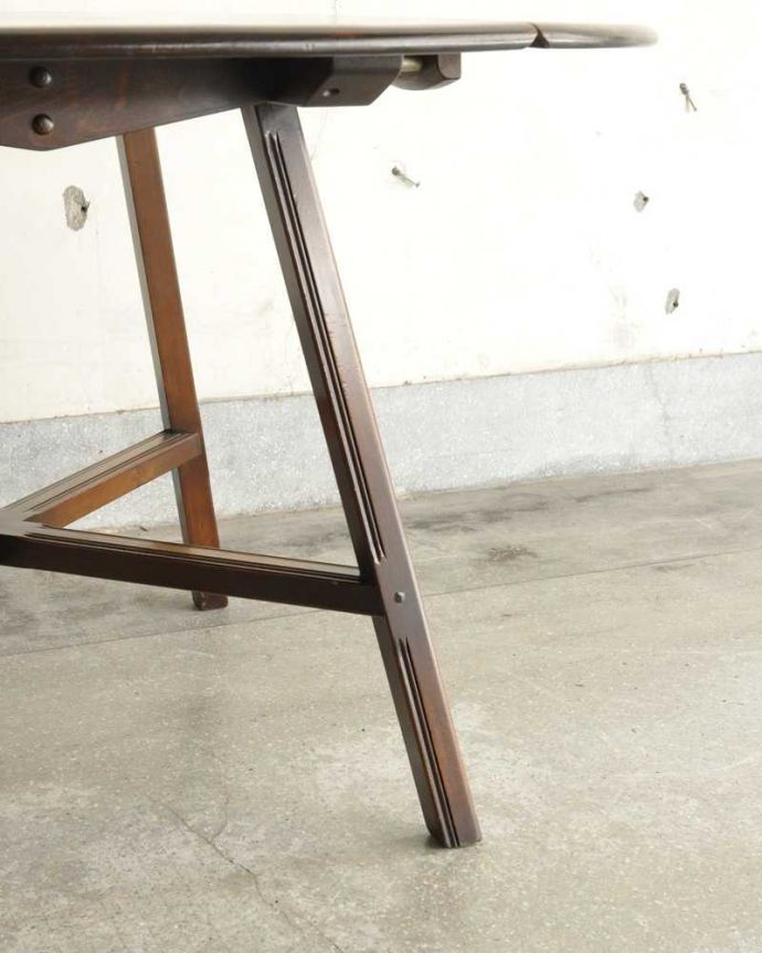 アーコールの家具 アンティーク家具 英国生まれの老舗家具メーカー、アーコール社の伸張式ビンテージダイニングテーブル 。持ち上げなくても移動できます!Handleのアンティークは、脚の裏にフェルトキーパーをお付けしていますので、持ち上げなくても床を滑らせれば女性でも簡単に移動させることが出来ます。(k-2424-f)