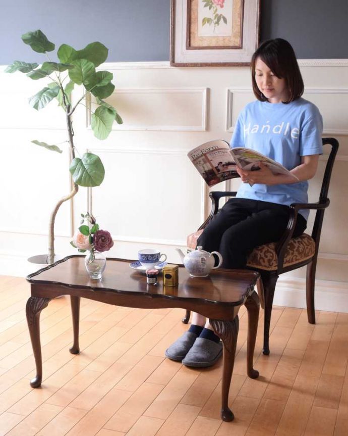 アンティークのテーブル アンティーク家具 天板の木目が美しいイギリスで見つけたアンティークコーヒーテーブル。優雅な時間が過ごせる英国スタイルのコーヒーテーブルどんな場所に置いても美しいデザインでみんなを魅了する英国アンティーク。(k-2425-f)