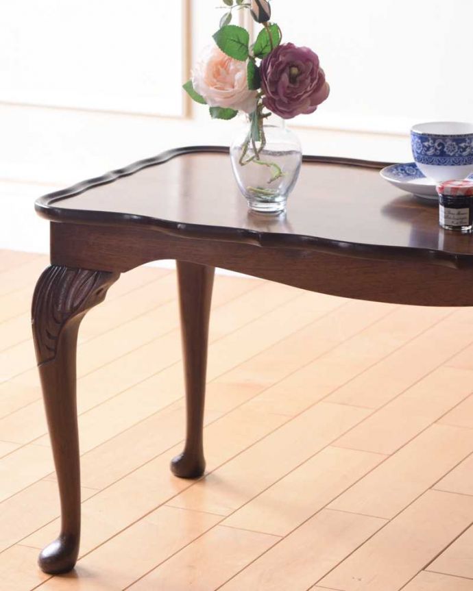 アンティークのテーブル アンティーク家具 天板の木目が美しいイギリスで見つけたアンティークコーヒーテーブル。英国らしいデザインのうつくしさにうっとり・・・脚のデザインだけ見ても、アンティークらしさが感じられるんです。(k-2425-f)