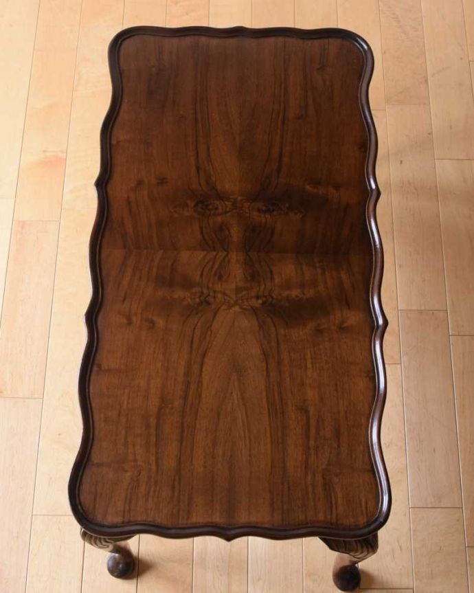 アンティークのテーブル アンティーク家具 天板の木目が美しいイギリスで見つけたアンティークコーヒーテーブル。天板を上から見ると・・・コーヒーテーブルの天板は毎日使う場所だから専門の職人がしっかり修復しました。(k-2425-f)