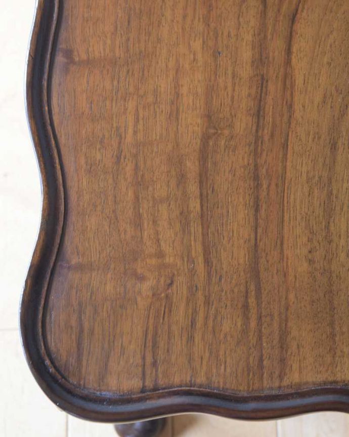 アンティークのテーブル アンティーク家具 天板の木目が美しいイギリスで見つけたアンティークコーヒーテーブル。近づいて見てみると・・・アンティークはもちろん新品ではないので小さなキズや汚れはありますが、キレイにお直ししたので満足して頂ける自信があります!。(k-2425-f)