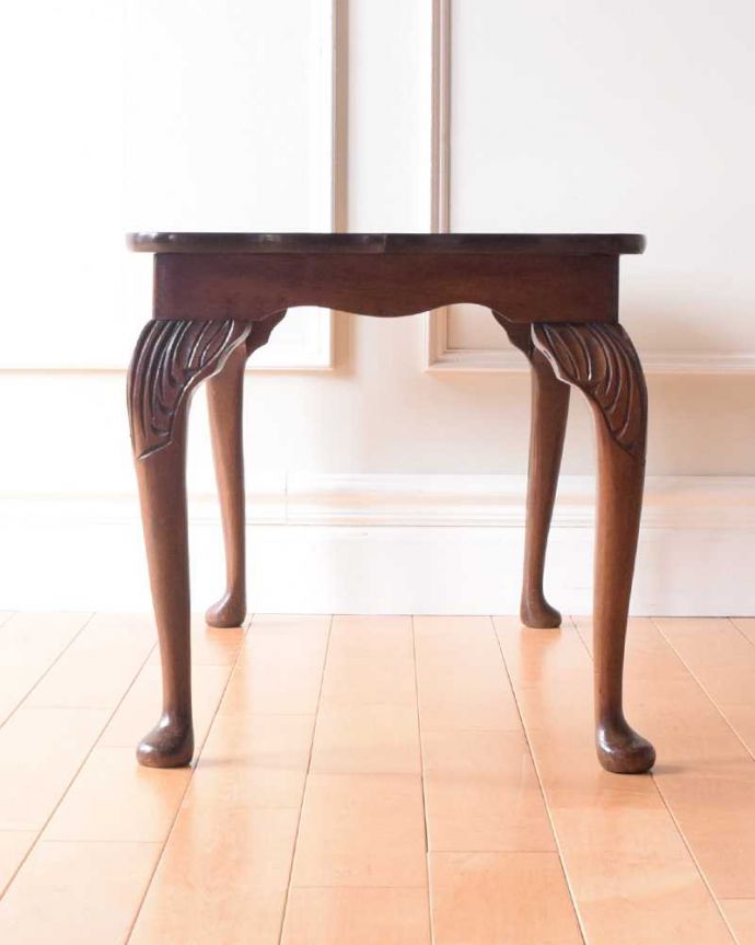 アンティークのテーブル アンティーク家具 天板の木目が美しいイギリスで見つけたアンティークコーヒーテーブル。クルッと回転360度どこから見ても美しく仕上げてあるので、いろんな場所から見て楽しんで下さい。(k-2425-f)