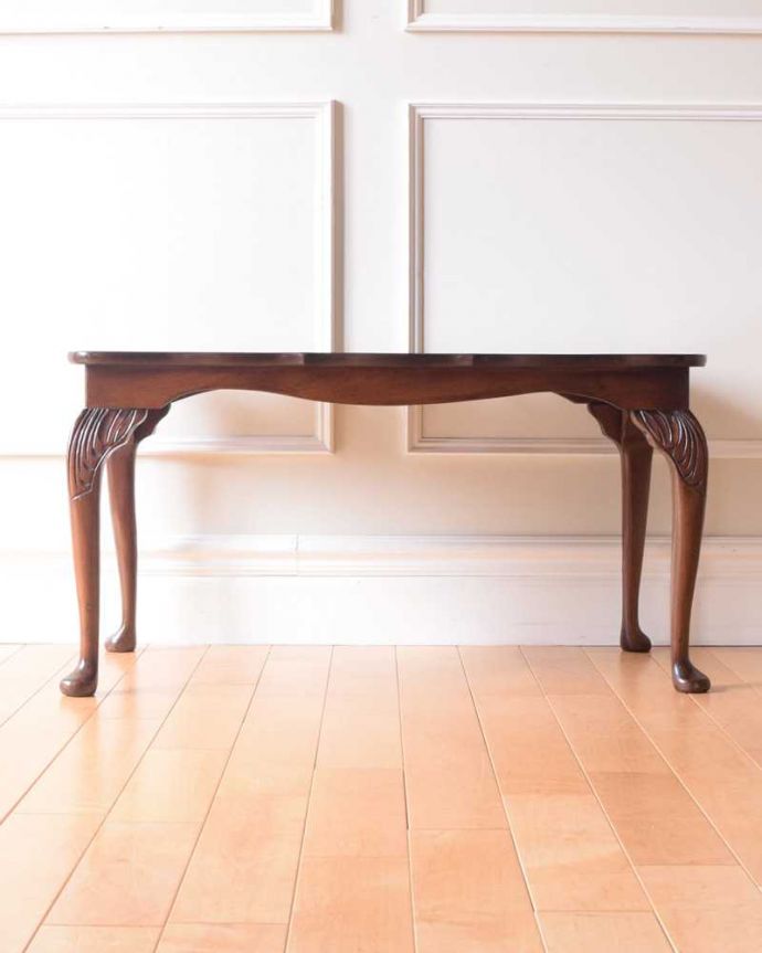 アンティークのテーブル アンティーク家具 天板の木目が美しいイギリスで見つけたアンティークコーヒーテーブル。横から見た姿もステキ横から見るとこんな感じ。(k-2425-f)