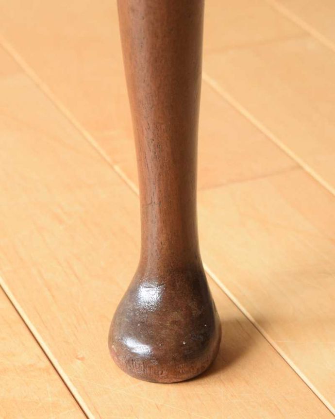 アンティークのテーブル アンティーク家具 天板の木目が美しいイギリスで見つけたアンティークコーヒーテーブル。持ち上げなくても移動できます!Handleのアンティークは、脚の裏にフェルトキーパーをお付けしていますので、床を滑らせてれば移動が簡単です。(k-2425-f)