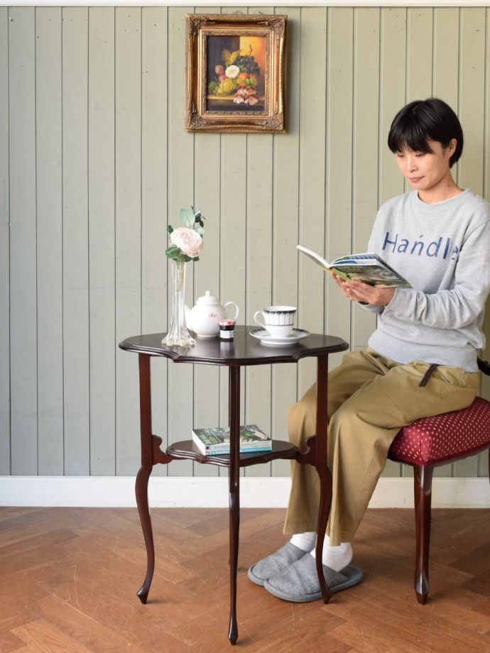 アンティークのオケージョナルテーブル