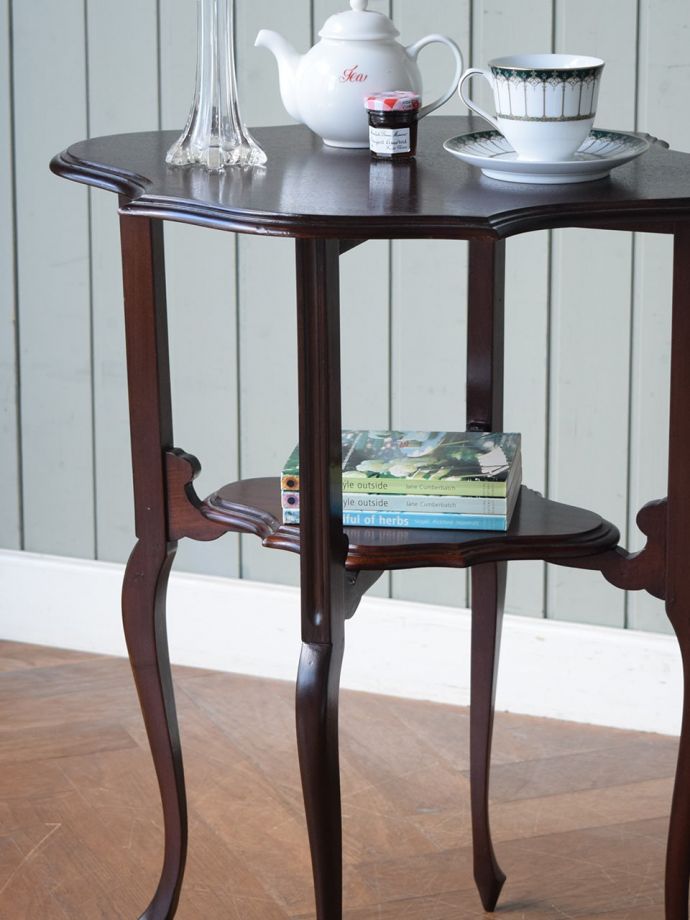 英国のアンティーク家具らしいデザイン