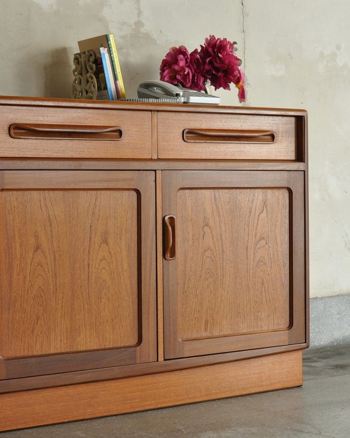 G-PLAN(Gプラン)　アンティーク家具　リビングボードにおススメ、イギリスで見つけたG-planのアンティークサイドボード 。ヴィンテージ家具らしいあたたかさ。(k-2428-f)