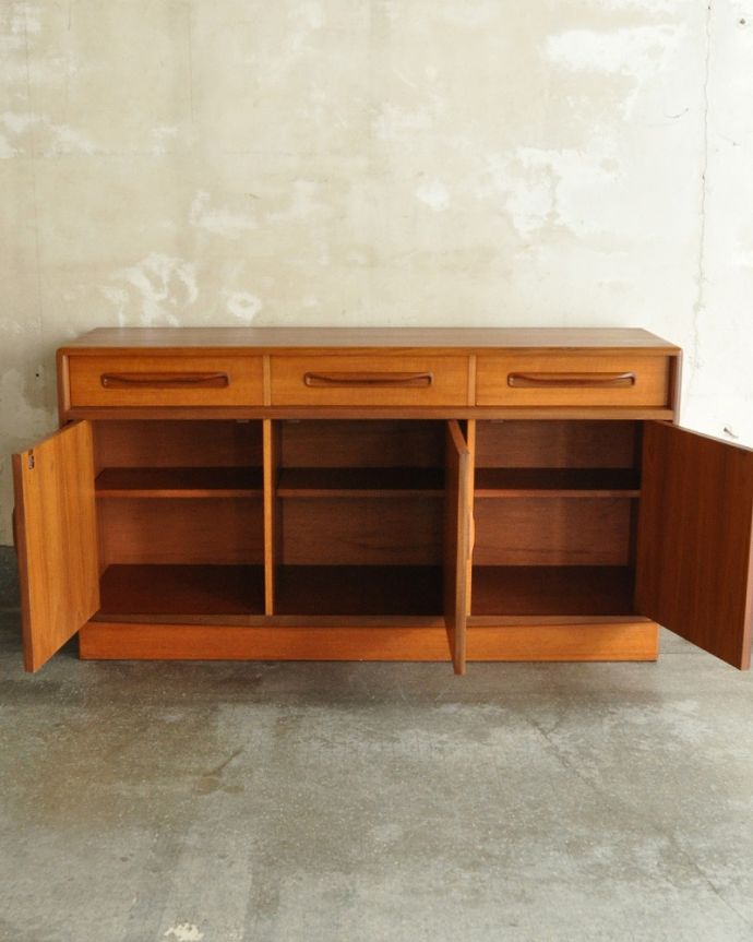 G-PLAN(Gプラン)　アンティーク家具　リビングボードにおススメ、イギリスで見つけたG-planのアンティークサイドボード 。扉の奥はたっぷり収納扉を開けると、中にはたっぷりの収納。(k-2428-f)