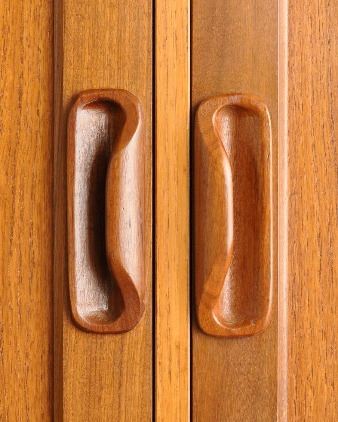 G-PLAN(Gプラン)　アンティーク家具　リビングボードにおススメ、イギリスで見つけたG-planのアンティークサイドボード 。扉の木目があたたかさを演出クールなデザインなのに、なんだかほっとするあたたかさ。(k-2428-f)