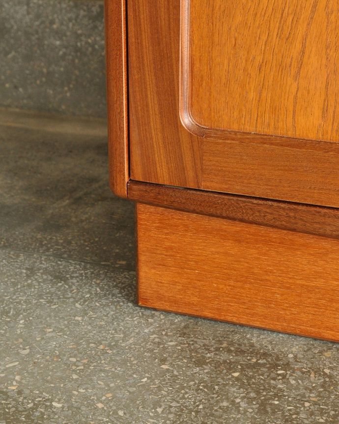 G-PLAN(Gプラン)　アンティーク家具　リビングボードにおススメ、イギリスで見つけたG-planのアンティークサイドボード 。スッキリとした脚の裏には…Handleの家具の脚裏にはフェルトキーパーをお付けしています。(k-2428-f)