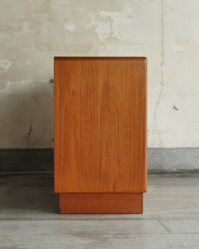 G-PLAN(Gプラン)　アンティーク家具　リビングボードにおススメ、イギリスで見つけたG-planのアンティークサイドボード 。横から見てもスッキリどこから見てもスッキリとしてステキなヴィンテージ。(k-2428-f)