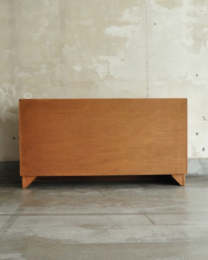 G-PLAN(Gプラン)　アンティーク家具　リビングボードにおススメ、イギリスで見つけたG-planのアンティークサイドボード 。もちろん後ろ姿もキレイですビンテージは新品ではないので、もちろん経年変化によるキズはあります。(k-2428-f)