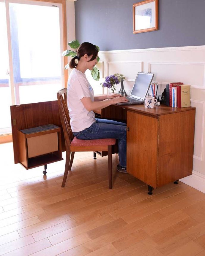 アンティークのデスク・書斎机 アンティーク家具 多機能なイギリスのヴィンテージ家具、ホームオフィス社のサイドボード(デスク)。扉を開くとあっという間に自分だけのオフィス扉が閉じている時には想像出来ないくらいの中身の充実。(k-2429-f)