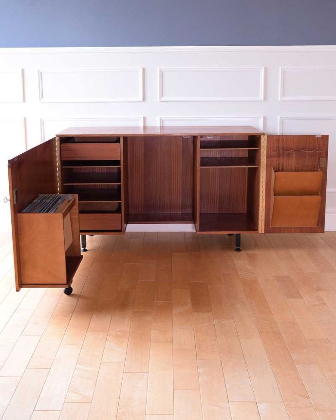 アンティークのデスク・書斎机 アンティーク家具 多機能なイギリスのヴィンテージ家具、ホームオフィス社のサイドボード(デスク)。扉を開けて中を見てみると・・・もちろん、ありとあらゆる場所をキレイに修復したので安心してお使い下さい。(k-2429-f)