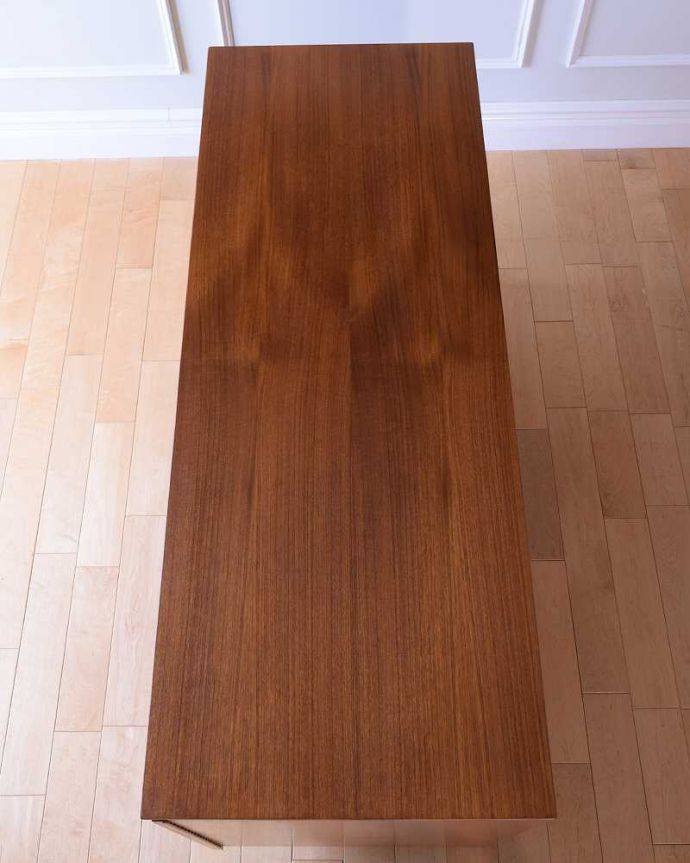 アンティークのデスク・書斎机 アンティーク家具 多機能なイギリスのヴィンテージ家具、ホームオフィス社のサイドボード(デスク)。閉じた状態で上から見てみると・・・天板部分の塗装も修復の時に、キレイにお直ししたのでピッカピカです。(k-2429-f)