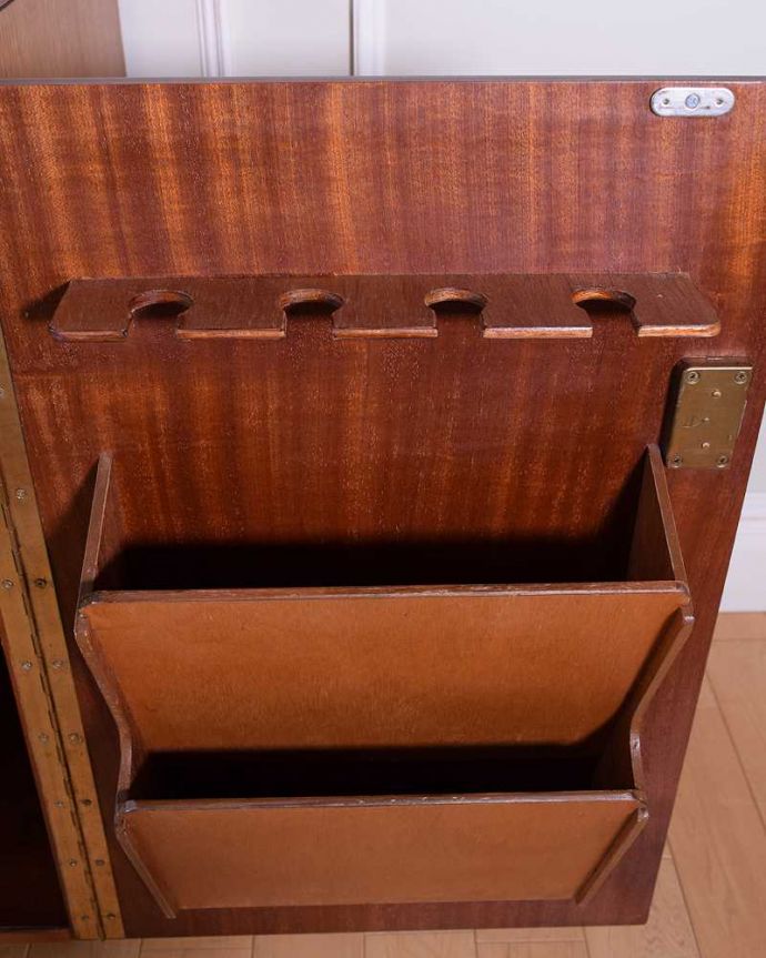 アンティークのデスク・書斎机 アンティーク家具 多機能なイギリスのヴィンテージ家具、ホームオフィス社のサイドボード(デスク)。キレイにお直ししました中も修復の際、専門の職人がキレイにしました。(k-2429-f)